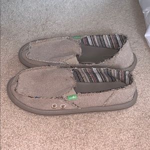 Never worn Sanuk’s